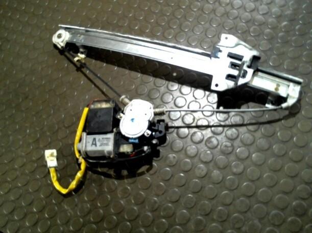 Foto: FENSTERHEBER VORN LINKS eines Mitsubishi Galant 2500 V6-24