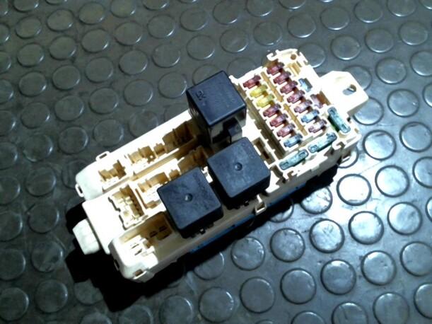 Foto: SICHERUNGSKASTEN eines Mitsubishi Galant 2500 V6-24
