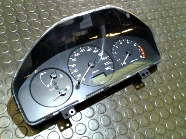 Foto: TACHOEINHEIT eines Mazda 626 2.0