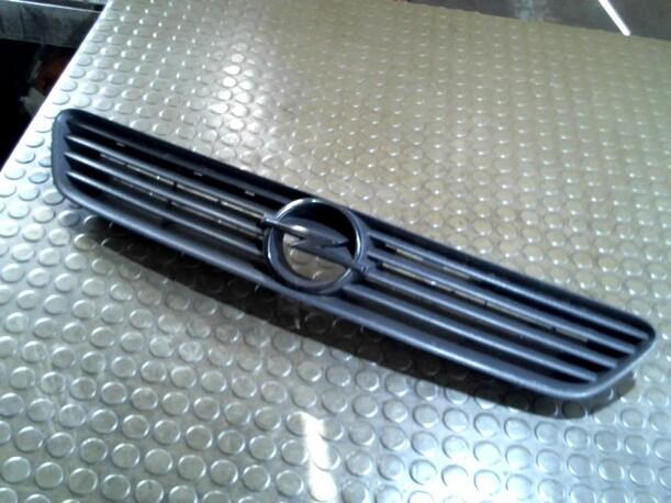 Foto: KÜHLERGRILL eines Opel Astra 2.0