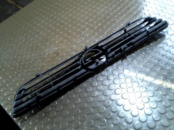 Foto: KÜHLERGRILL eines Opel Astra 2.0