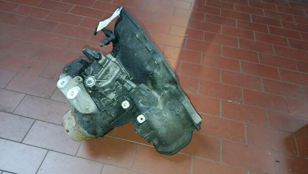 Foto: SCHALTGETRIEBE 5-GANG eines Opel Corsa 1.0 12V