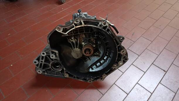 Foto: SCHALTGETRIEBE 5-GANG eines Opel Corsa 1.0 12V