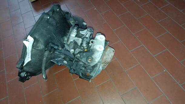 Foto: SCHALTGETRIEBE 5-GANG eines Opel Corsa 1.0 12V