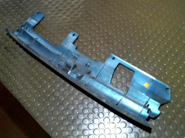 Foto: KÜHLERGRILL eines Peugeot 306 Cabriolet 1.8