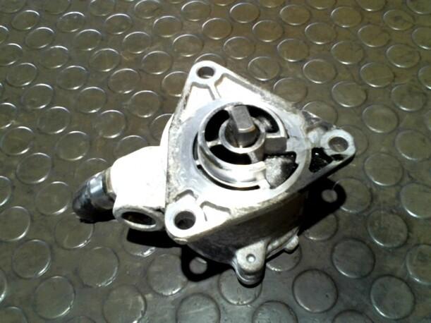 Foto: VAKUUMPUMPE eines Alfa Romeo 147 1.9 JTD