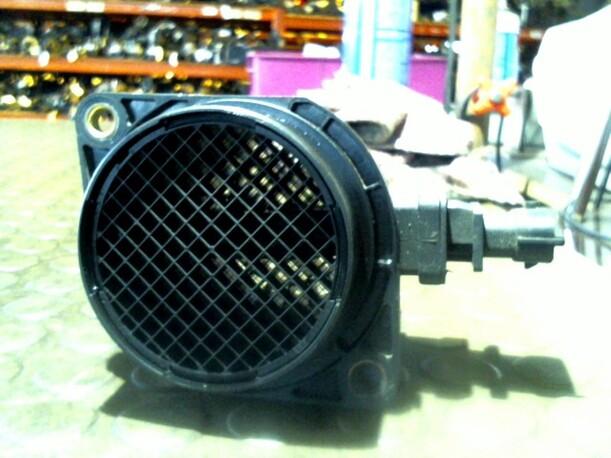 Foto: LUFTMASSENMESSER BOSCH eines Alfa Romeo 147 1.9 JTD