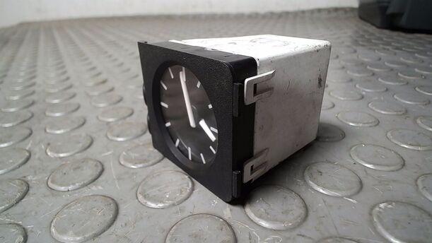 Foto: UHR eines BMW 316i