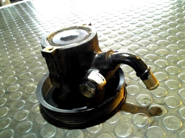 Foto: PUMPE SERVOLENKUNG eines Volvo V40 1.8