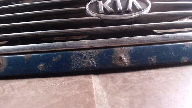 Foto: MOTORHAUBE eines Kia Clarus Kombi