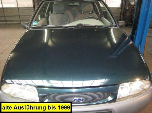 Foto: MOTORHAUBE eines Ford Fiesta