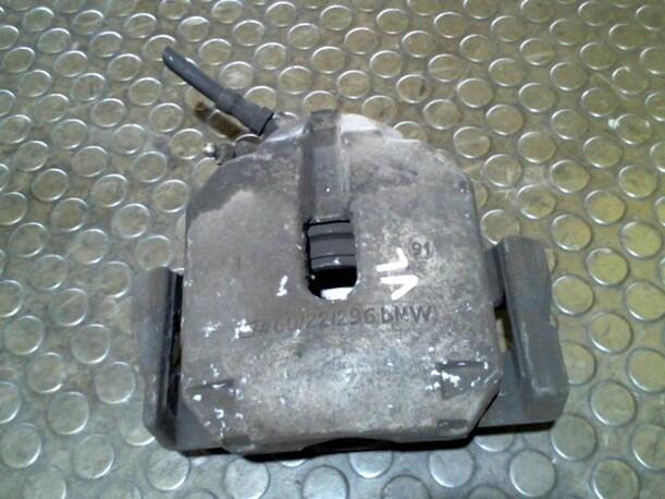 Foto: BREMSSATTEL VORN LINKS eines BMW 523i CD
