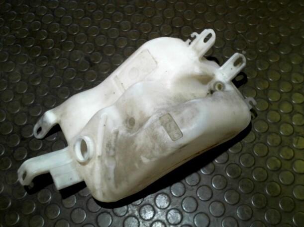 Foto: SCHEIBENWASCHBEHÄLTER eines Alfa Romeo 156 1.8 16V Twin Spark