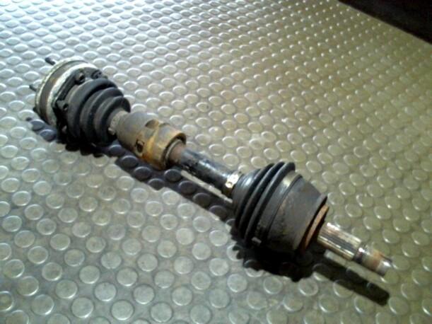 Foto: ANTRIEBSWELLE LINKS eines Alfa Romeo 156 1.8 16V Twin Spark LS