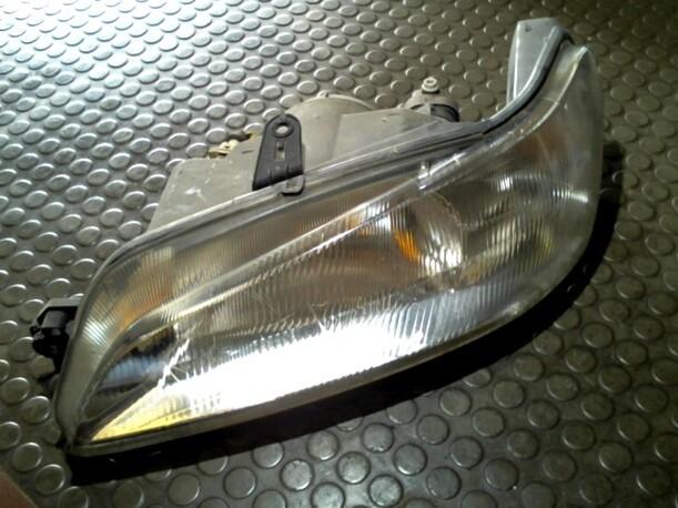 Foto: SCHEINWERFER LINKS eines Peugeot 306 Break