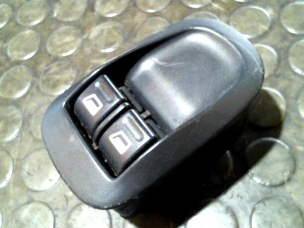 Foto: FENSTERHEBERSCHALTER eines Peugeot 306 Break