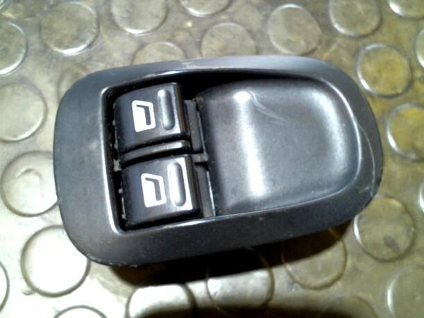 Foto: FENSTERHEBERSCHALTER eines Peugeot 306 Break