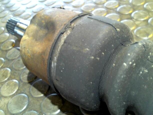Foto: ANTRIEBSWELLE LINKS eines Peugeot 306 Break