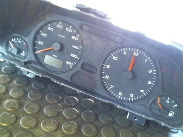 Foto: TACHOEINHEIT eines Peugeot 306 Break