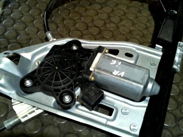 Foto: FENSTERHEBER ELEKTR. VORN RECHTS eines Mercedes-Benz C 320