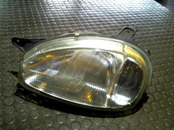 Foto: SCHEINWERFER LINKS eines Opel Corsa