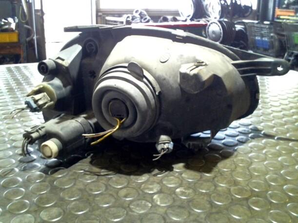 Foto: SCHEINWERFER LINKS eines Opel Corsa