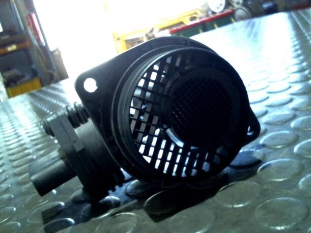 Foto: LUFTMASSENMESSER BOSCH eines VW Caddy 1.9 TDI CD