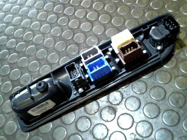Foto: SCHALTER FENSTERHEBER eines Renault Laguna 1.6 16V CD