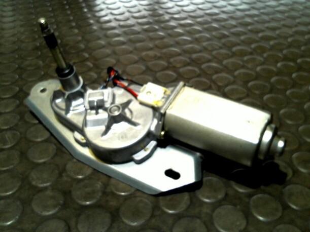 Foto: SCHEIBENWISCHERMOTOR HINTEN eines Mazda 2 1.4l CD