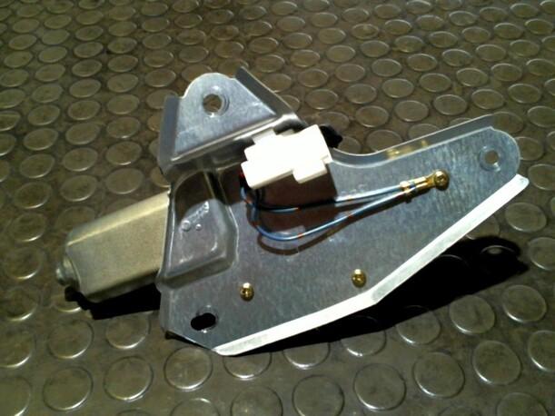 Foto: SCHEIBENWISCHERMOTOR HINTEN eines Mazda 2 1.4l CD