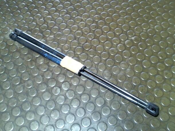Foto: HECKKPPENDÄMPFERPAAR eines Opel Vectra CD
