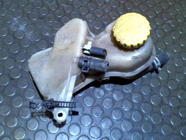 Foto: AUSGLEICHSBEHÄLTER eines Opel Vectra CD