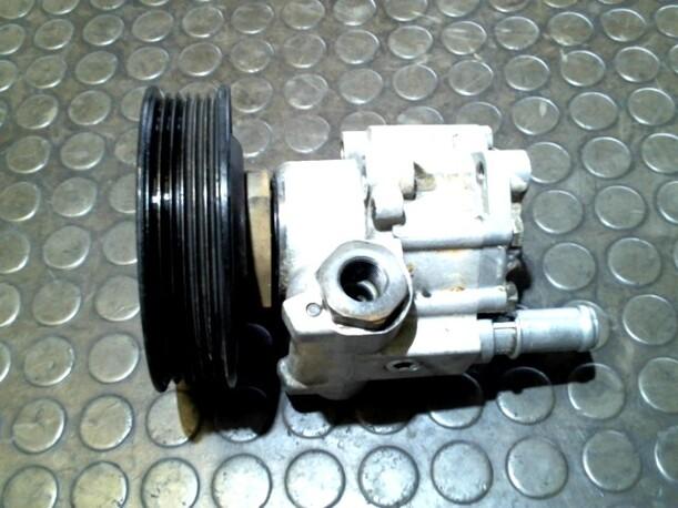 Foto: PUMPE SERVOLENKUNG eines Seat Arosa 1.0 MPI CD
