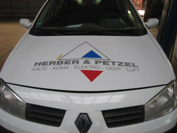 Foto: MOTORHAUBE eines Renault Megane 1.6 Grandtour Aut. CD