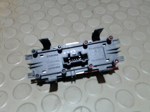 Foto: SCHALTER WARNBLINKANLAGE/ WARNBLINKSCHALTER eines Renault Megane 1.6 Grandtour Aut. CD