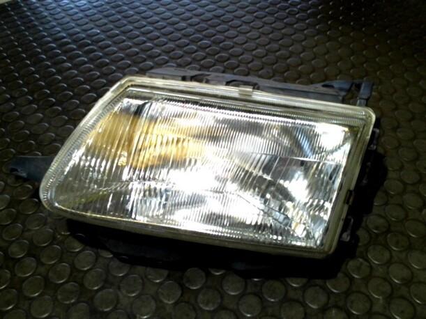 Foto: SCHEINWERFER LINKS eines Citroen Saxo 1.1 CD