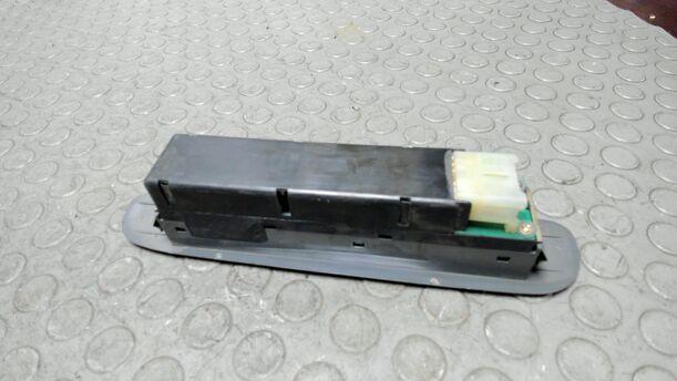 Foto: FENSTERHEBERSCHALTER eines Subaru Justy 1.3 4WD CD