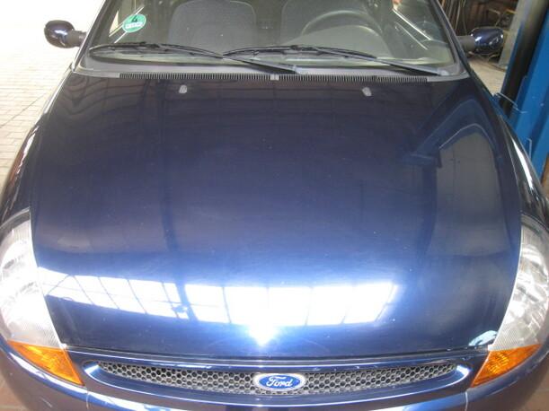 Foto: MOTORHAUBE eines Ford Ka