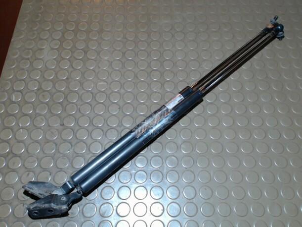 Foto: HECKKLAPPENDÄMPFERPAAR eines Mazda 626 2.0 CD