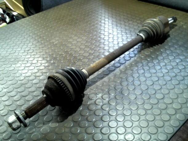 Foto: ANTRIEBSWELLE LINKS eines Ford Transit 300 M TDE Lkw