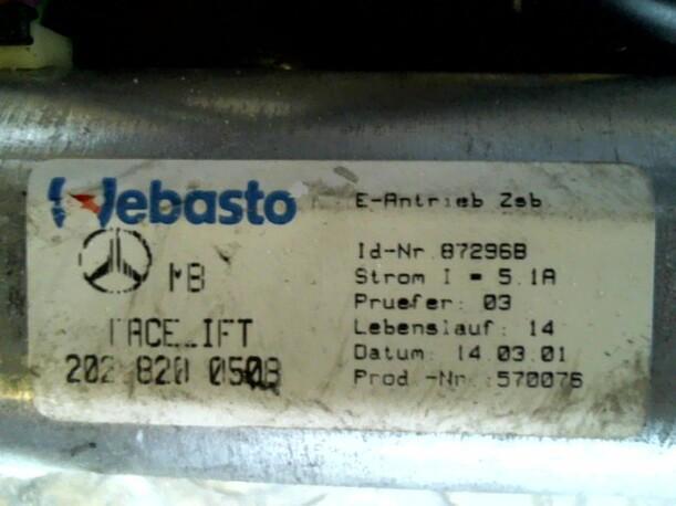 Foto: MOTOR SCHIEBEDACH eines Mercedes-Benz E 240 T