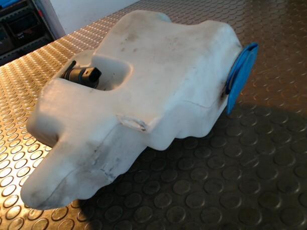 Foto: SCHEIBENWASCHBEHÄLTER eines Seat Toledo 1.6