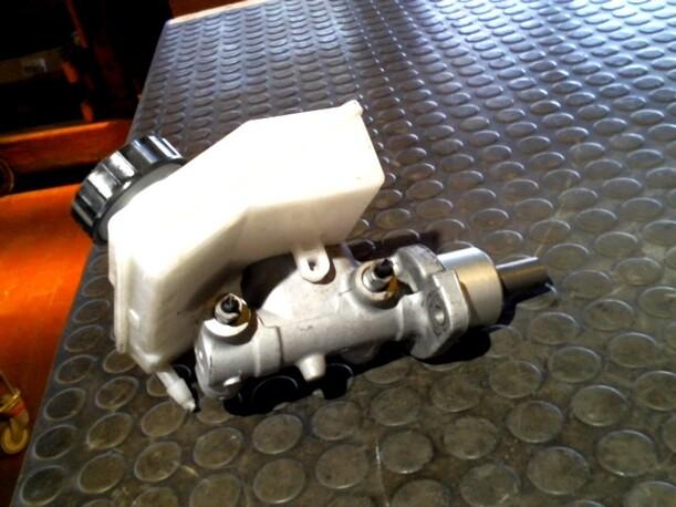 Foto: HAUPTBREMSZYLINDER eines Peugeot 206 HDi eco 70