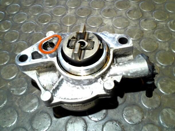 Foto: VAKUUMPUMPE eines Peugeot 206 HDi eco 70