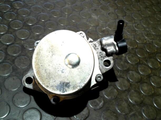 Foto: VAKUUMPUMPE eines Peugeot 206 HDi eco 70