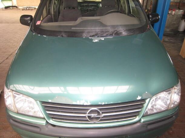 Foto: MOTORHAUBE eines Opel Sintra 2.2 DTi