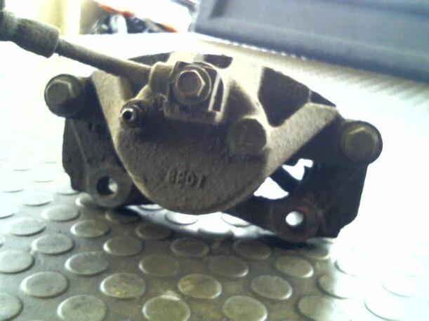 Foto: BREMSSATTEL VORN LINKS eines Opel Sintra 2.2 DTi
