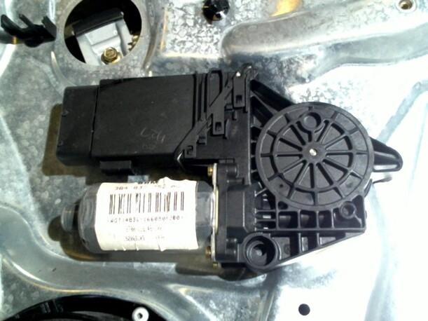 Foto: FENSTERHEBER ELEKTRISCH VORN RECHTS eines VW Passat Variant 1.9 TDI