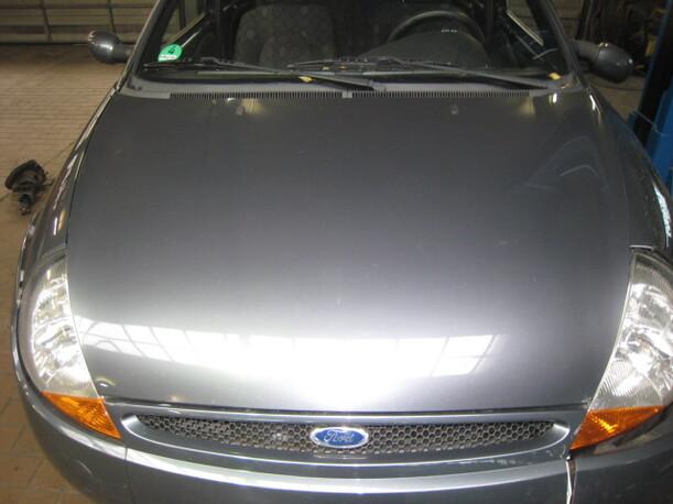 Foto: MOTORHAUBE eines Ford Ka