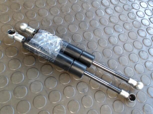 Foto: HECKKLAPPENDÄMPFERPAAR eines Volvo 850 2.5-10V
